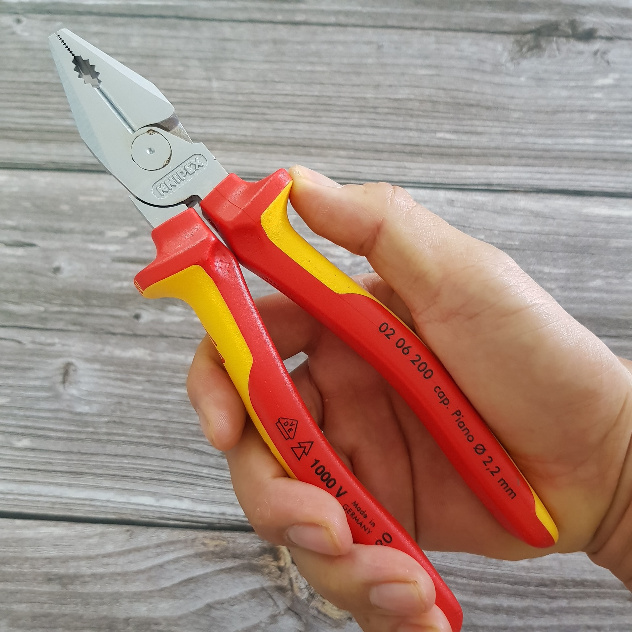 Mục sở thị 5 chiếc kìm cách điện Knipex 1000V hot nhất hiện nay