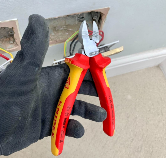 Ưu điểm tuyệt vời của kìm đa năng cách điện Knipex