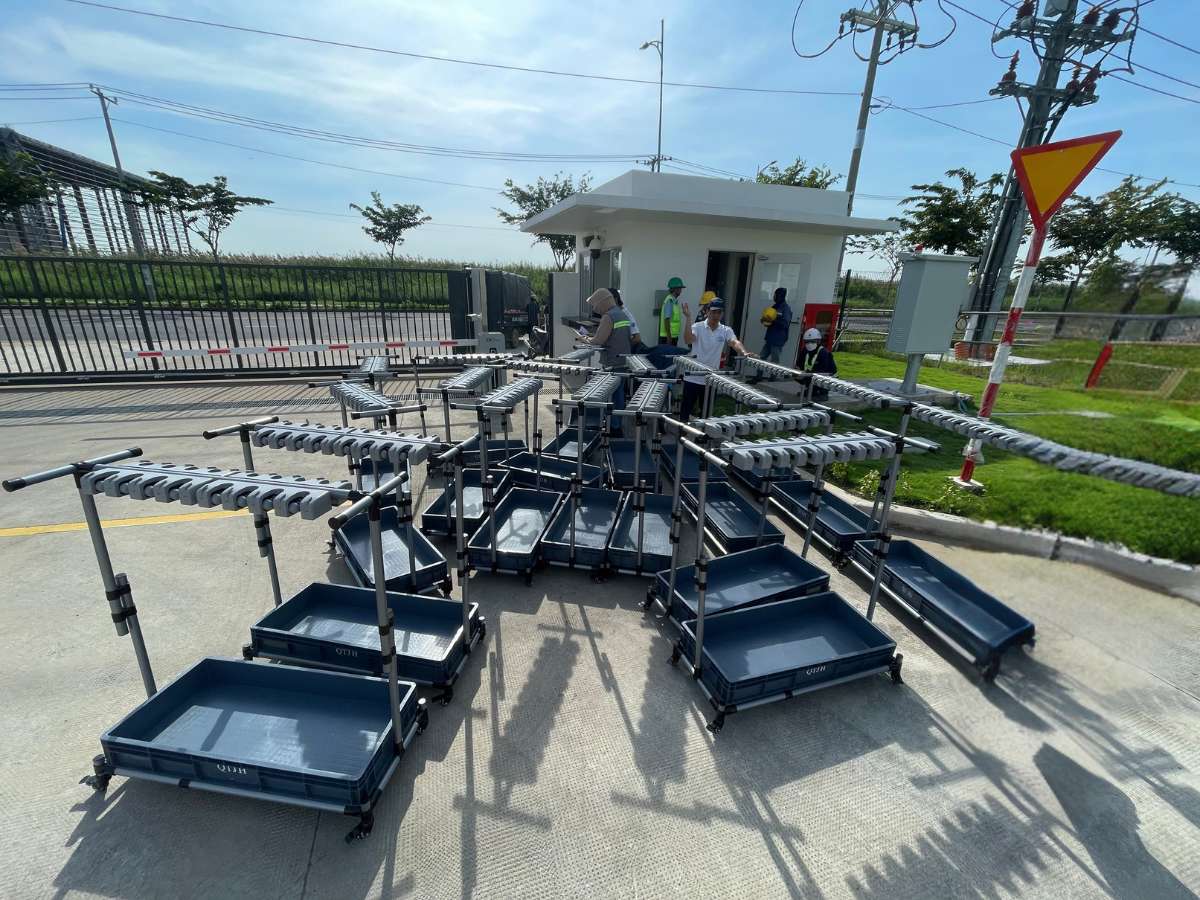 xe đẩy dụng cụ vệ sinh 16 khe treo