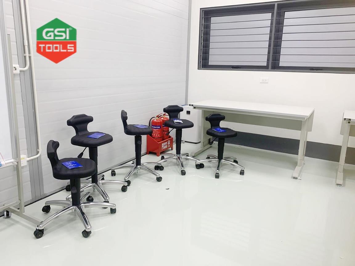 b&agrave;n thao t&aacute;c ph&ograve;ng sạch v&agrave; ghế thao t&aacute;c