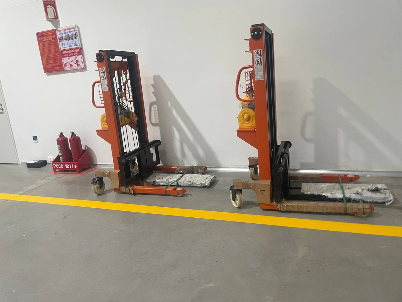 xe n&acirc;ng tay cao niki 1,3 tấn 2m